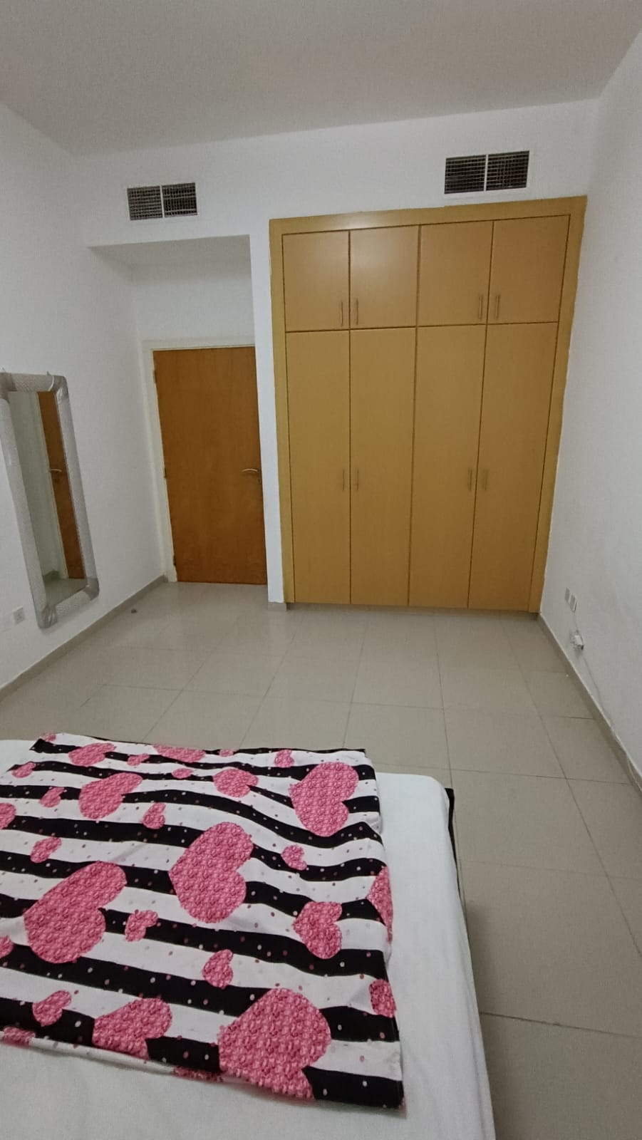 Big Bedroom With Build In Cabinet, Window And Sharing 2 Bathroom, And Furnished All Included