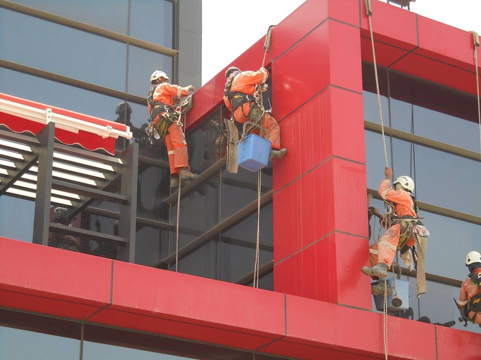 Outer Glass Cleaning By Rope Access In All Over Uae Call 055 255 74 84