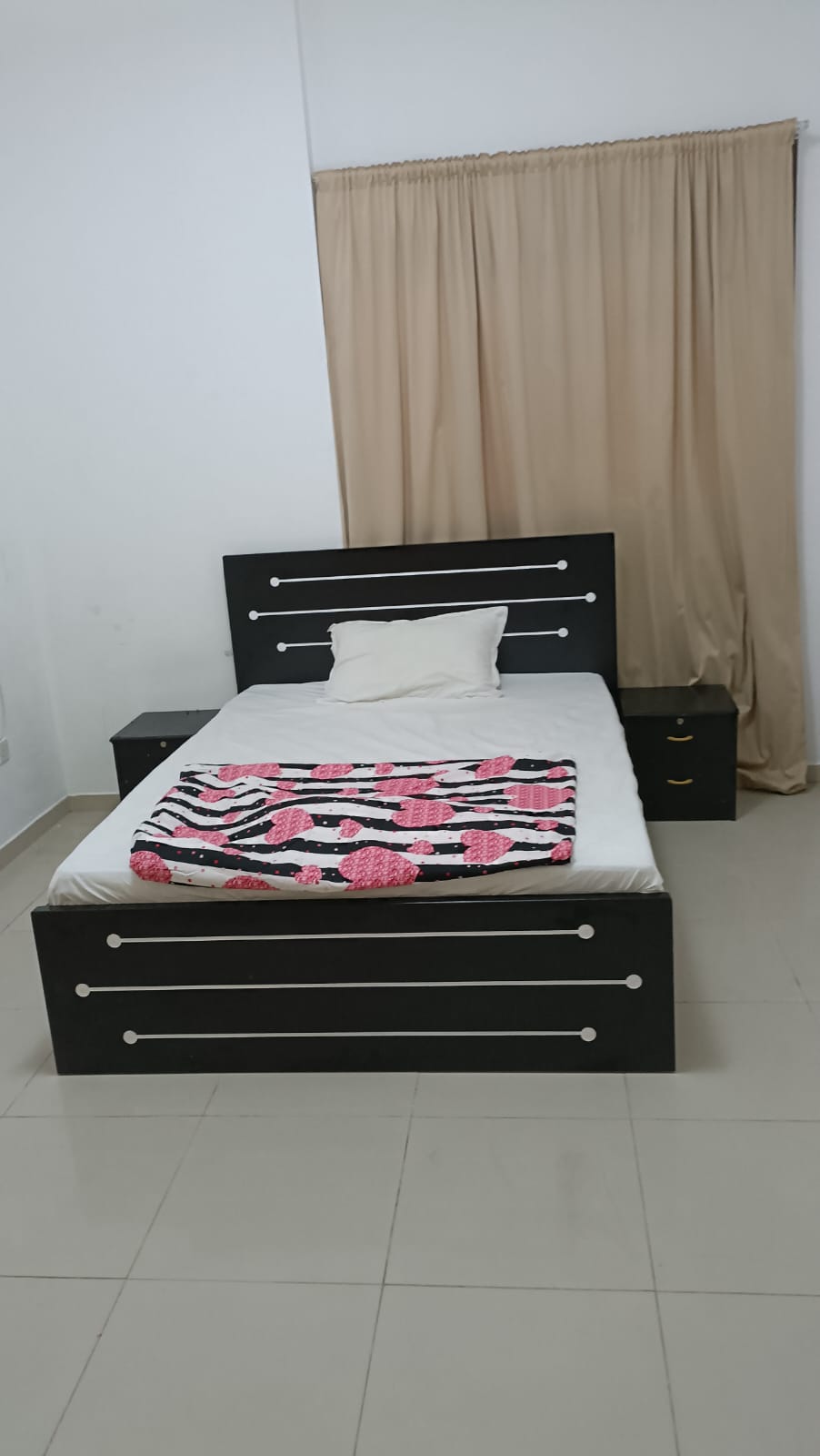 Big Bedroom With Build In Cabinet, Window And Sharing 2 Bathroom, And Furnished All Included