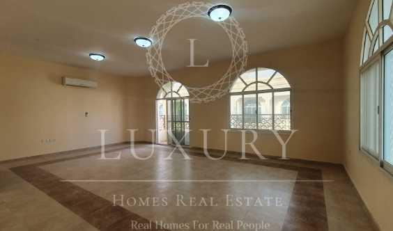 Stunning Spacious First Floor Apartment Near Mall