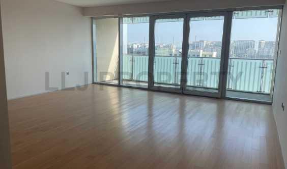 Spacious And BRight Vacant City View Laundry Rm