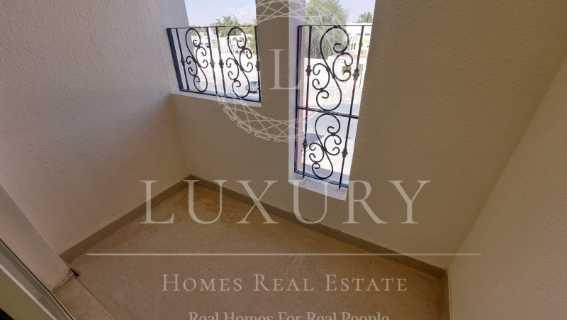 Peaceful Spacious With Balcony Near Park And Shops