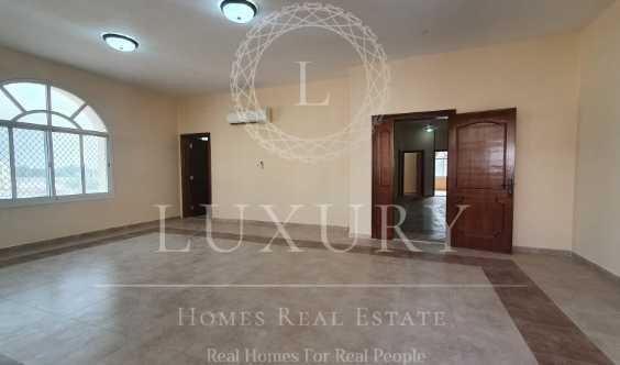 Stunning Spacious First Floor Apartment Near Mall