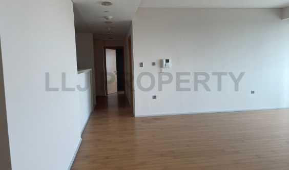 Spacious And BRight Vacant City View Laundry Rm