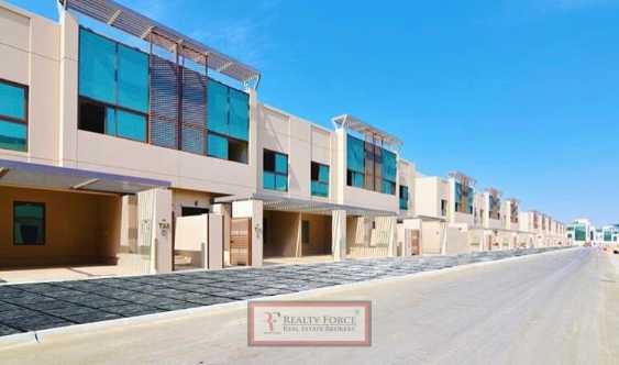 Vacant 4 Bedrooms Middle Unit Full Equipped Kitchen
