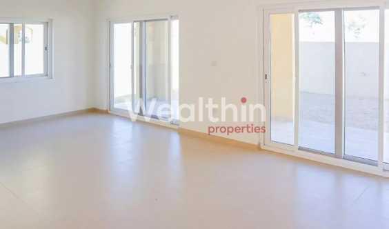 3 Bedrooms Maid Villa Big Plot Spacious in Dubai