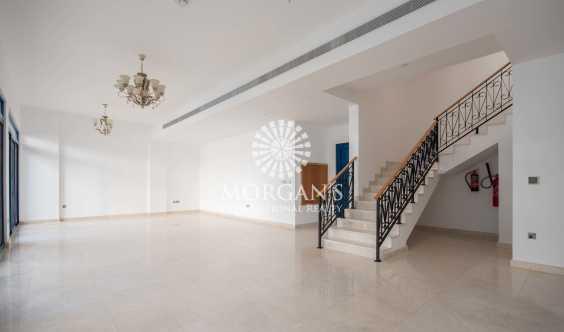 Stunning 4 Bedrooms Pool View Spacious in Dubai