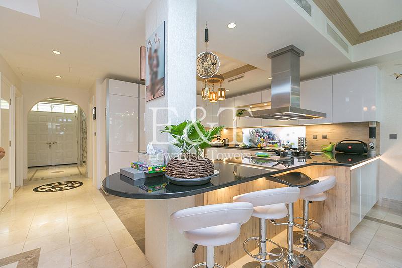 Upgraded And Roof Top Villa With Garden And Pool