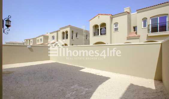 Vacant 3 Bedrooms End Unit Back To Back in Dubai