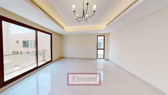 Vacant 4 Bedrooms Middle Unit Full Equipped Kitchen
