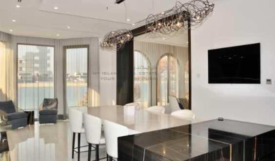 Renovated 5 Bedrooms Atrium Entry High Number Vacant