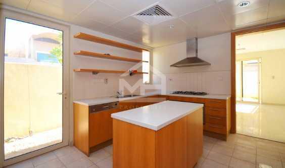 Corner 5 Bedrooms Villa With Privarte Pool And Garden