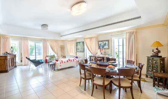 Single Row 5 Bedrooms Villa In Terranova