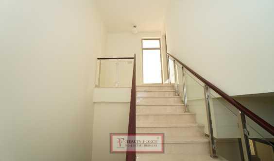 Upgraded 3 Bedrooms Middle Unit Landscaped Garden