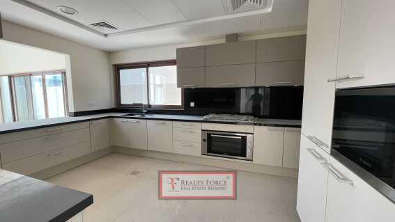 Vacant 4 Bedrooms Middle Unit Full Equipped Kitchen