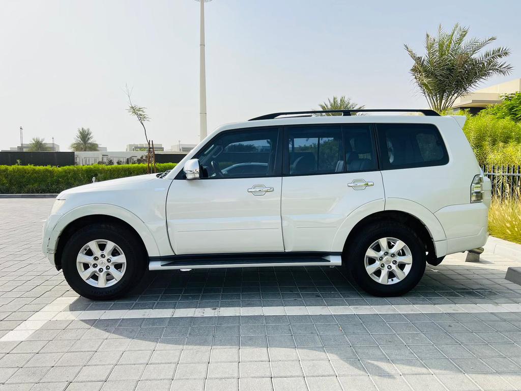 1060pm Pajero 3 5l Ll Sunroof Ll Leather Seats Ll Gcc Ll Well Maintained