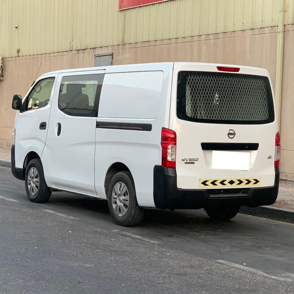 Nissan Urvan 6seater Cargo 2016 for Sale in Dubai