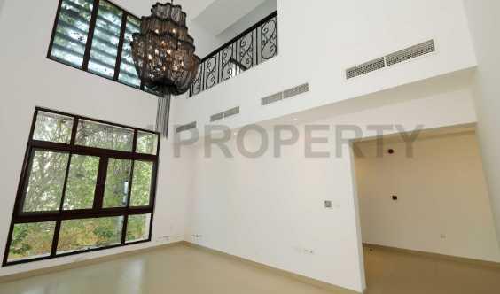 5 Bedrooms Villa Large Balcony And Living Room