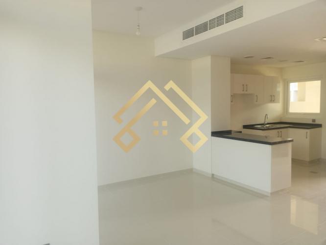 Single Row Street Facing 3 Bedrooms Townhouse