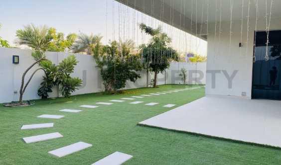 Spacious Corner Villa Type T1 Landscapped Garden
