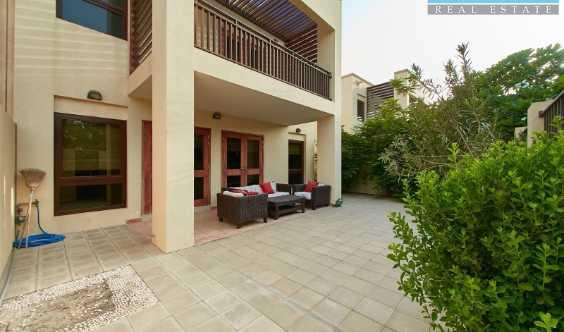 Amazing Granada Villa Ready To Move In Walk To Beach