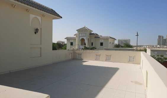 Spacious Living Room Near Pavilion And Park Vacant