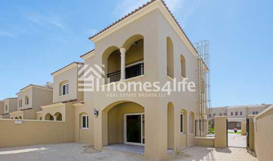 Vacant 3 Bedrooms End Unit Back To Back in Dubai