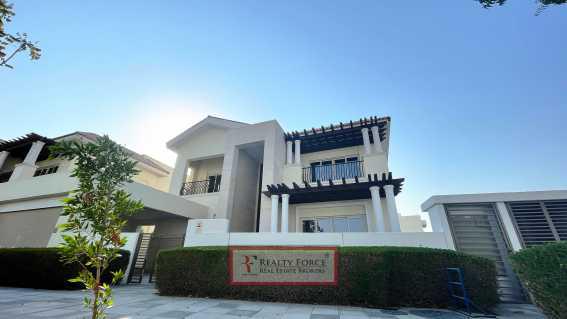 Landscaped 4 Bedrooms Mediterranean Vacant