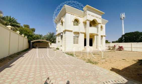 Sophisticated Private House With Front Yard