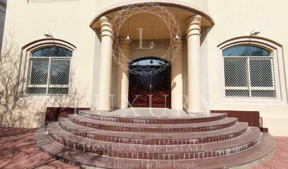 Private Villa With Garden Near To Stadium