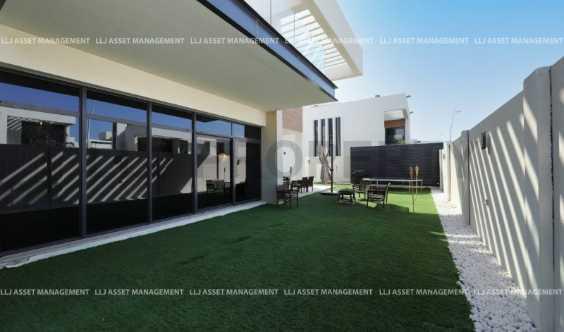 Single Row Corner Unit Landscaped Garden in Dubai