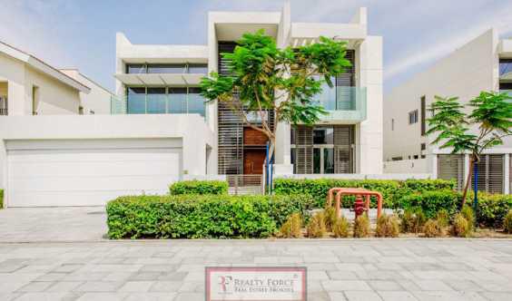 Landscaped 4 Bedrooms Contemporary Vacant in Dubai