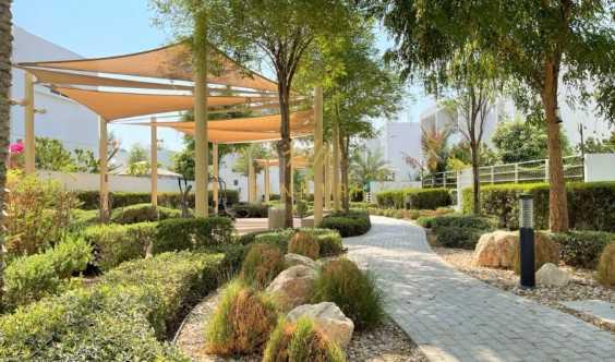 Spacious Corner Unit Near To Park And Pool