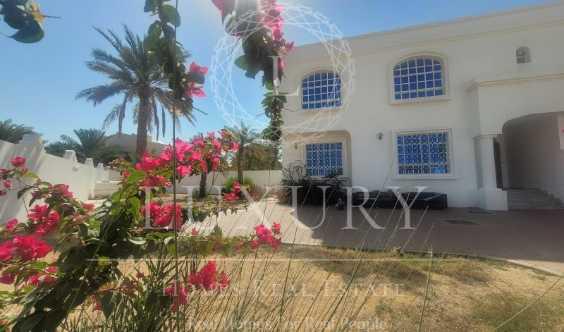 Astonishing Private Villa With Big Yard Near Park