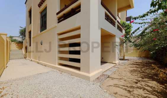 5 Bedrooms Villa Large Balcony And Living Room