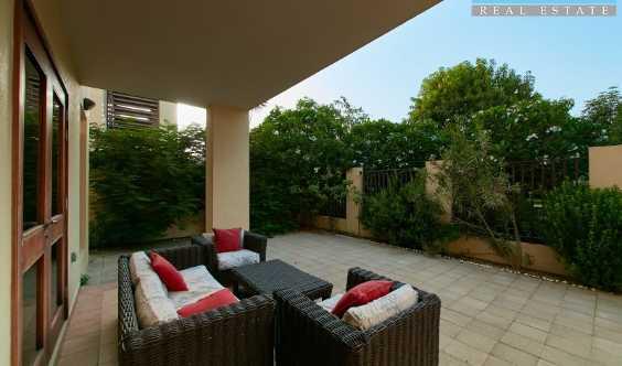 Amazing Granada Villa Ready To Move In Walk To Beach