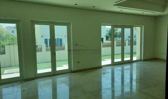 Spacious Living Room Near Pavilion And Park Vacant