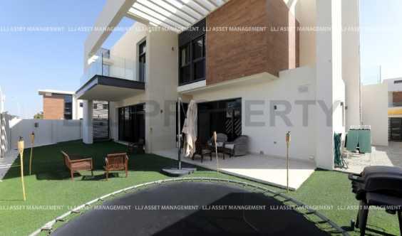 Single Row Corner Unit Landscaped Garden in Dubai