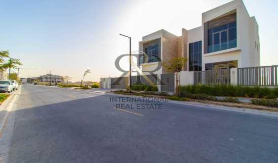 Vacant And Spacious 5 Bedrooms With Private Pool