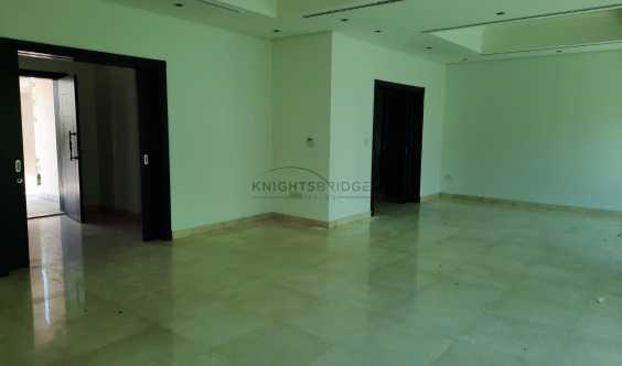 Spacious Living Room Near Pavilion And Park Vacant