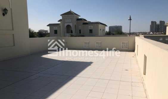 Corner Unit Big Plot BRight Spacious in Dubai