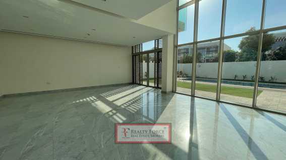 Landscaped 4 Bedrooms Contemporary Vacant in Dubai