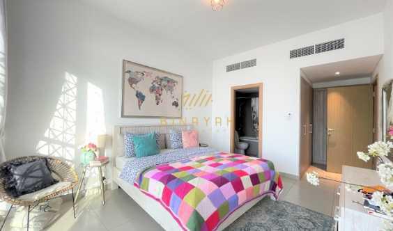 Spacious Corner Unit Near To Park And Pool