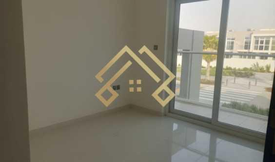 Single Row Street Facing 3 Bedrooms Townhouse