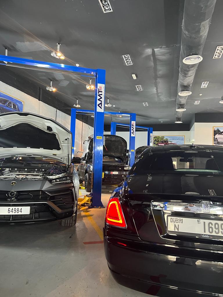 Range Rover And Rolls Royce Auto Workshop In Dubai