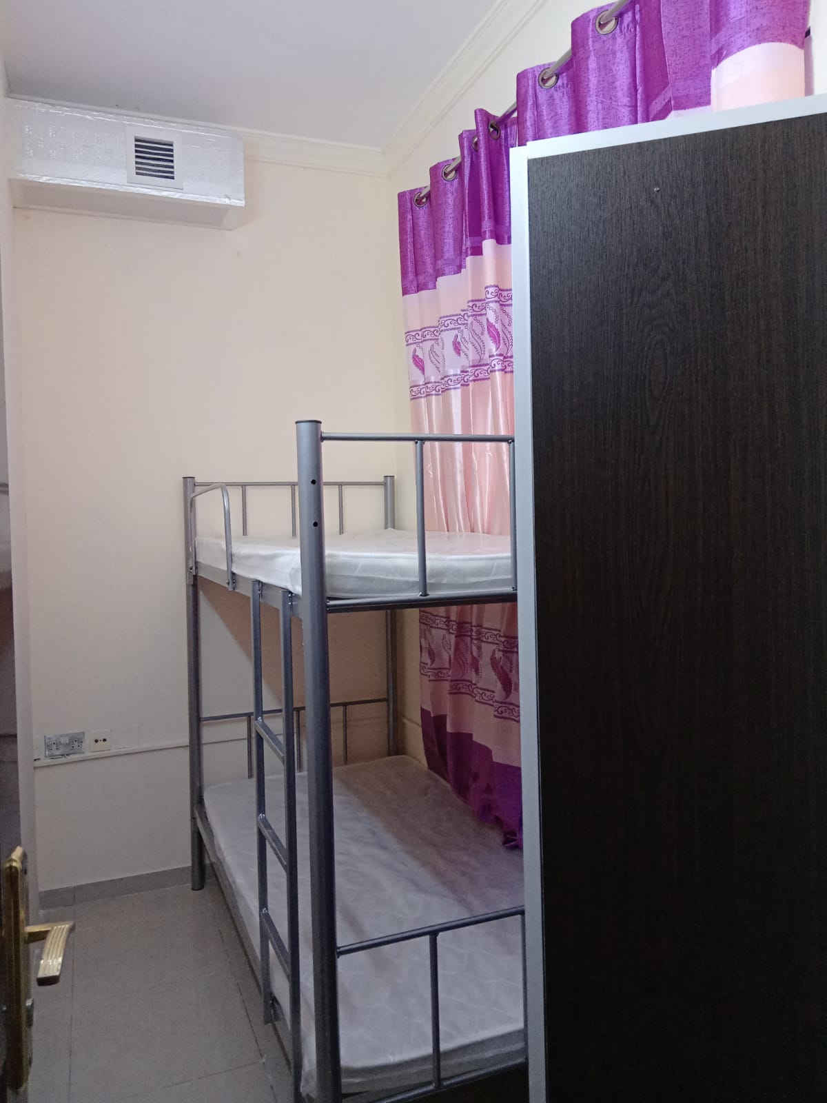 Furnished Big Partitions For Couples In Aed 1800 Inclusive All, C,ac, Gas, Dewa, Wifi In Bur Dubai
